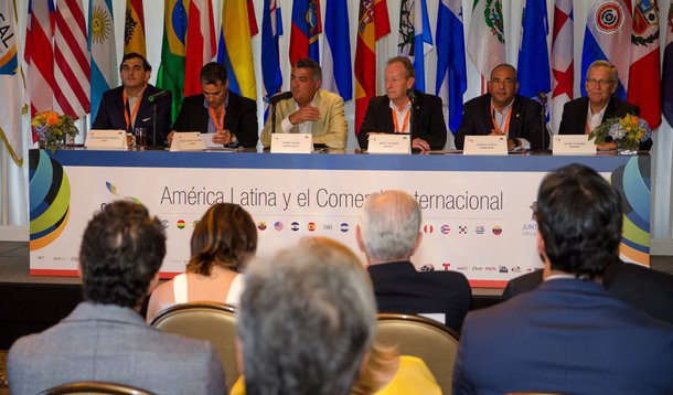 Integração energética, investimentos em infraestrutura e empreendedorismo inovador são caminhos para uma maior integração comercial e econômica na América Latina, com o fortalecimento da região no cenário global; os temas foram acordados na assembleia do Conselho Empresarial da América Latina (Ceal), em Porto Rico, com a participação de mais de 100 lideranças empresariais e chefes de Estado; a posição de consenso da assembleia do Ceal sugere uma América Latina mais unida