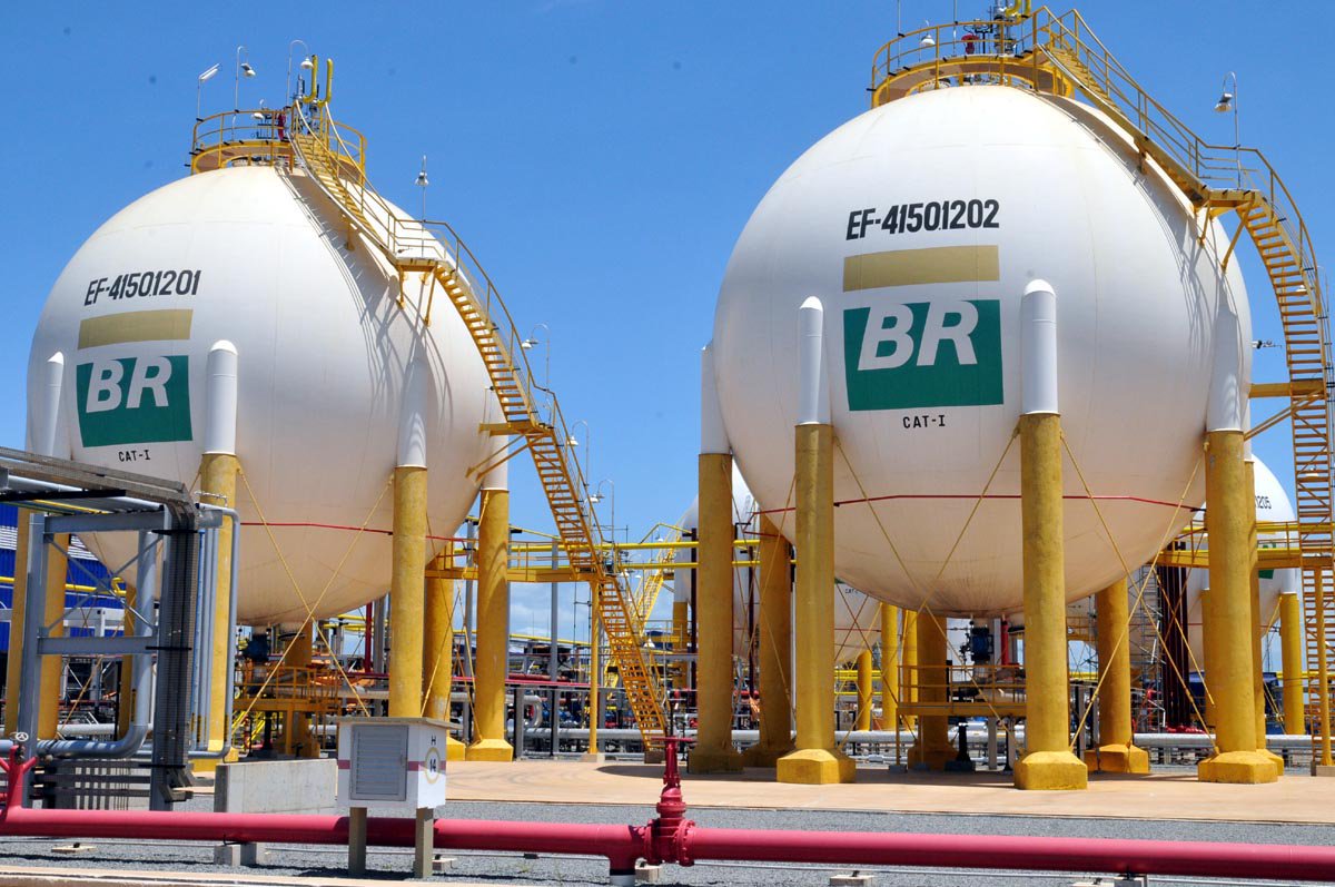 A Petrobras permanecerá no setor de distribuição de gás natural, afirmou a presidente da subsidiária de gás da petroleira brasileira, Gaspetro, Angelica Laureano; ela fez a afirmação ao ser questionada se a empresa terá fatias vendidas, conforme notícias recentes na imprensa; "A Petrobras permanecerá na distribuição", assegurou