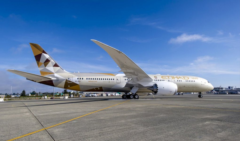 Cinco ameaças falsas de bomba afetaram voos domésticos e internacionais nos Estados Unidos nesta terça-feira, informaram funcionários de empresas aéreas e reportagens da mídia norte-americana; polícia inspecionou o voo 648 da U.S. Airways, com 88 passageiros e cinco tripulantes a bordo, quando a aeronave pousou no aeroporto internacional da Filadélfia, devido a uma "possível ameaça de segurança"; NBC e CNN disseram que outros voos comerciais dos EUA receberam ameaças de bomba