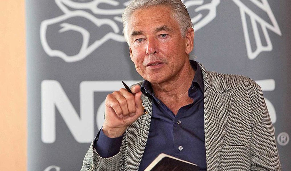 Para Peter Brabeck, presidente do conselho de administração da Nestlé, a corrupção no Brasil é mais inquietante que a inflação alta; segundo ele, é preciso encontrar um modelo social diferente, que estabeleça a confiança: “No Brasil foram liberadas 54 milhões de brasileiros da extrema pobreza e dada a eles a esperança de se tornarem parte da classe média. E quando se começa a empurra-los de volta para a pobreza, é um perigo social extremo”
