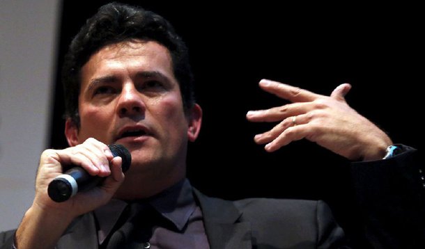 O juiz federal Sergio Moro autorizou a transferência de três presos na Operação Lava Jato para o Complexo Médico Penal em Pinhais (PR), presídio localizado na região metropolitana de Curitiba; com a decisão, Celso Araripe, ex-funcionário da Petrobras, Flávio Barra, ex-executivo da Andrade Gutierrez, e o ex-diretor da Área Internacional da estatal Jorge Zelada deixarão a carceragem da Superintendência da Polícia Federal nos próximos dias; transferência foi requerida pela Polícia Federal (PF), que alegou limitação do espaço destinado às celas, devido chegada frequente de novos presos