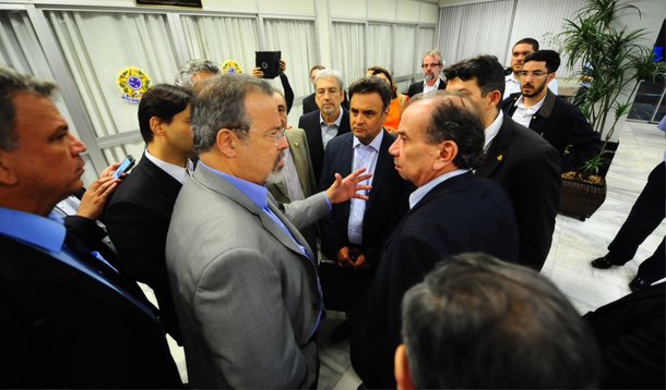 O Ministério das Relações Exteriores da Venezuela divulgou nota nesta sexta-feira (19) em que cita "três grandes mentiras" da mídia sobre uma missão de senadores brasileiros que pretendia se encontrar na quinta-feira com opositores presos no país; a primeira grande mentira, foi "dizer falsamente" que o governo havia negado a permissão de pouso do avião que levava a comitiva; a segunda grande mentira teria sido responsabilizar o governo pela interrupção da via que liga o aeroporto a Caracas; a última grande mentira, segundo o ministério, foi afirmar que a segurança e a integridade física dos senadores da direita brasileira esteve comprometida