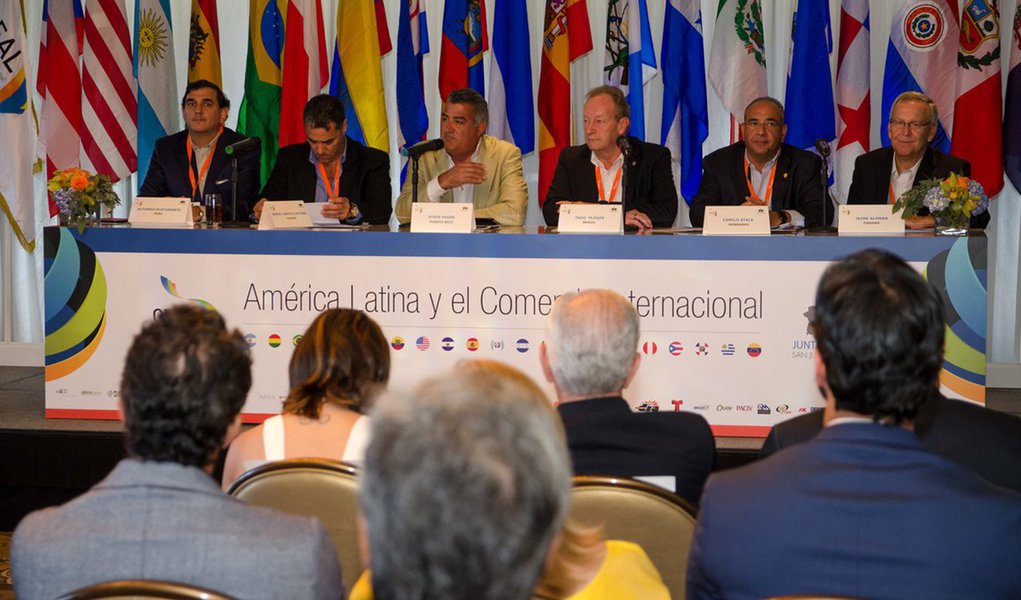 Integração energética, investimentos em infraestrutura e empreendedorismo inovador são caminhos para uma maior integração comercial e econômica na América Latina, com o fortalecimento da região no cenário global; os temas foram acordados na assembleia do Conselho Empresarial da América Latina (Ceal), em Porto Rico, com a participação de mais de 100 lideranças empresariais e chefes de Estado; a posição de consenso da assembleia do Ceal sugere uma América Latina mais unida