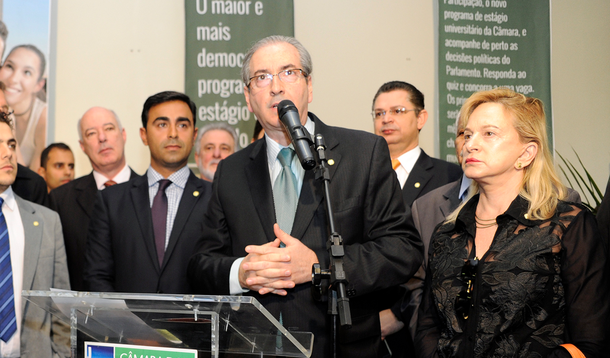 Presidente da Câmara descartou qualquer possibilidade de adiar mais uma vez a votação de um projeto de lei que regulamenta pontos infraconstitucionais da reforma política; um dos pontos limita o custo da próxima campanha a 70% do que foi gasto no último processo eleitoral; "Se conclui [a análise das emendas], isso depende do plenário, mas votar, nós vamos votar. Se não acabar, continua na terça-feira", disse Eduardo Cunha (PMDB-RJ)