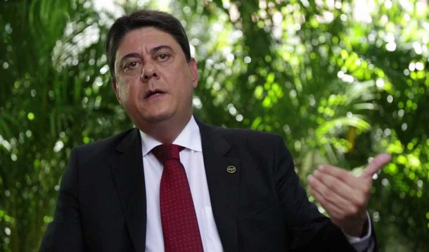 Segundo o deputado federal Wadih Damous (PT-RJ), a corrupção se tornou pauta única de um país que conseguiu retirar 40 milhões da pobreza extrema: ‘É preciso, urgentemente, colocar um freio à agenda punitiva e a espetacularização da Justiça. O instituto da colaboração premiada precisa se adequar à Constituição de 1988 e perder o caráter inquisitorial’, acrescenta, em referência à operação Lava Jato