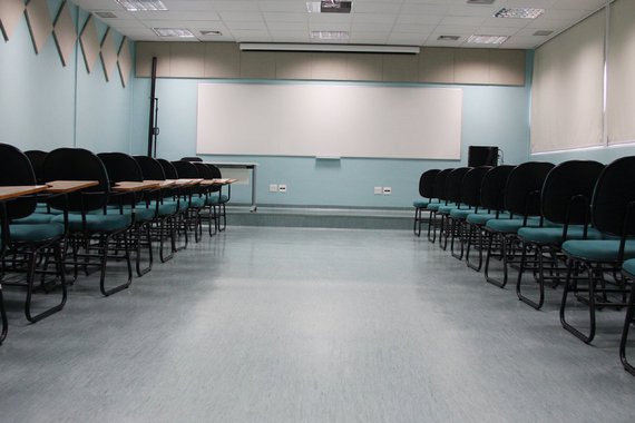 Não se trata de baixar o nível da escola, mas de torná-la compatível à era da informação, em que cada um de nós deve ter a capacidade de pesquisar, selecionar e conectar informações. Muitas luzes pra nós educadores