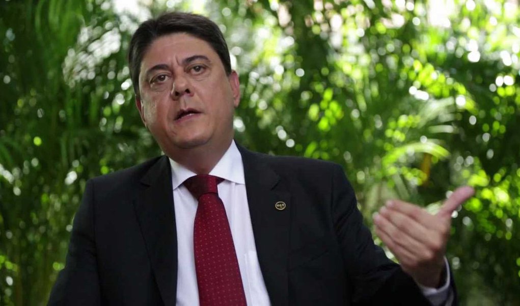 Segundo o deputado federal Wadih Damous (PT-RJ), a corrupção se tornou pauta única de um país que conseguiu retirar 40 milhões da pobreza extrema: ‘É preciso, urgentemente, colocar um freio à agenda punitiva e a espetacularização da Justiça. O instituto da colaboração premiada precisa se adequar à Constituição de 1988 e perder o caráter inquisitorial’, acrescenta, em referência à operação Lava Jato