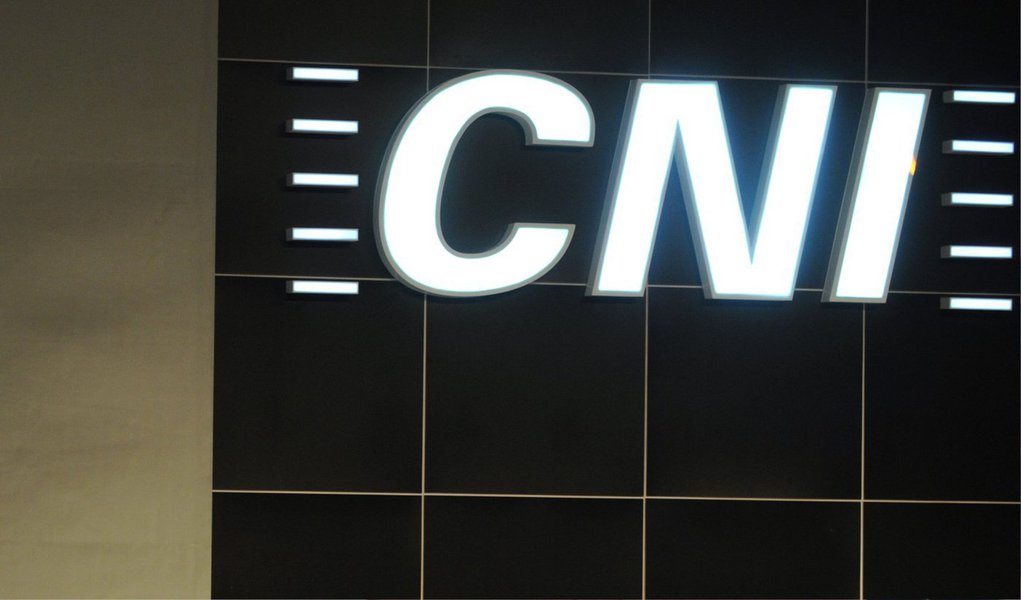 A Confederação Nacional da Indústria (CNI) disse nesta quarta (3) que os juros altos punem a atividade produtiva, pois encarecem o capital de giro das empresas, inibem os investimentos e desestimulam o consumo das famílias; para a confederação, o Banco Central deveria levar em conta que o aumento do desemprego e a queda da atividade econômica ajudam a segurar os preços, eliminando a necessidade de a autoridade monetária continuar a reajustar os juros