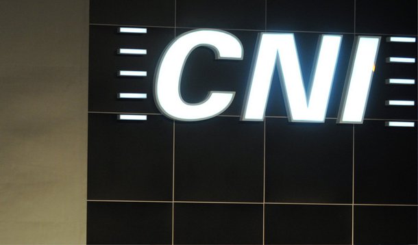 A Confederação Nacional da Indústria (CNI) disse nesta quarta (3) que os juros altos punem a atividade produtiva, pois encarecem o capital de giro das empresas, inibem os investimentos e desestimulam o consumo das famílias; para a confederação, o Banco Central deveria levar em conta que o aumento do desemprego e a queda da atividade econômica ajudam a segurar os preços, eliminando a necessidade de a autoridade monetária continuar a reajustar os juros