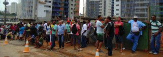 Empregos com carteira assinada e o rendimento real habitual do trabalhador brasileiro registraram queda em julho deste ano, conforme pesquisa do Instituto Brasileiro de Geografia e Estatística (IBGE); empregos com carteira assinada somaram, em julho, 11,3 milhões nas seis regiões metropolitanas analisadas pela Pesquisa Mensal de Emprego (PME); dDe acordo com o IBGE, o número caiu 3,1% em relação a julho de 2014