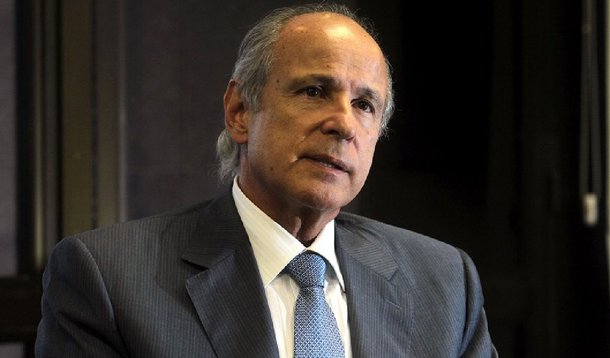 O advogado Edward Rocha de Carvalho, que defende o presidente-executivo da Andrade Gutierrez, Otávio Marques de Azevedo, pela prática dos delitos de corrupção, fraude de licitação, lavagem de dinheiro e abuso de poder econômico, afirma que os crimes só estão sendo imputados a ele devido ao cargo que ocupa na empresa; uma das formas de responsabilidade penal objetiva é a teoria do domínio do fato, aplicada pelos ministros do STF para condenar o ex-ministro José Dirceu no julgamento da Ação Penal 470; para Edward Carvalho, falta de provas torna o caso de Azevedo pior do que o do mensalão; "Não há nada que ligue o Otávio Azevedo a qualquer crime”, afirma