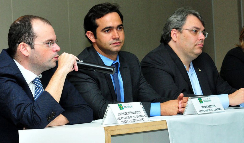 A Secretaria de Economia e Desenvolvimento Sustentável reduziu 90% do seu custeio, mais de R$ 4 milhões, desde o início de 2015. Reformulada neste ano, a pasta abriga três secretarias da gestão passada, do Entorno, da Micro e Pequena Empresa e de Desenvolvimento Econômico, e a área de parcerias público-privadas, que pertencia à antiga Secretaria de Governo; "Juntar os órgãos significou redução grande de custos; por exemplo, diminuímos a quantidade de impressoras e carros", diz o secretário de Economia e Desenvolvimento Sustentável, Arthur Bernardes