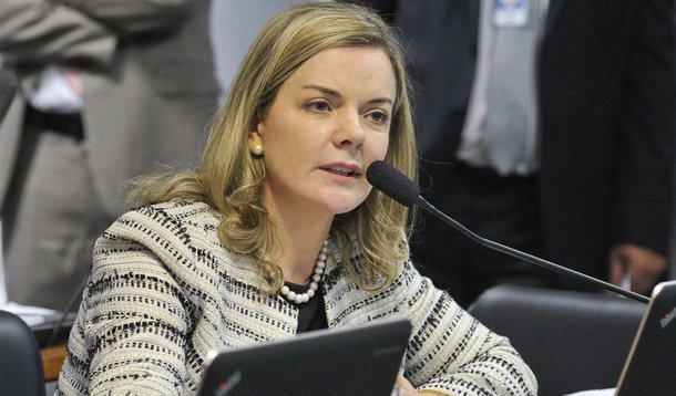 Senadora Gleisi Hoffmann (PT-PR) afirma que "a oposição aproveitou para fazer discursos oportunistas sobre o direito dos trabalhadores, o compromisso que tem com estes direitos e a necessidade de votar contra a MP 665" na semana passada, mas a respeito da matéria sobre a terceirização, "este sim um projeto nocivo aos trabalhadores", ninguém da oposição se levantou contra