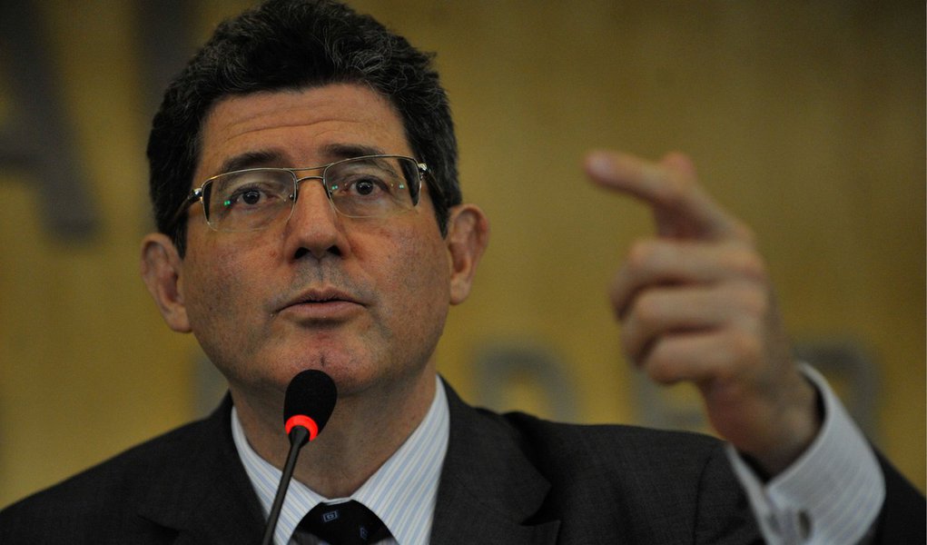 O ministro Joaquim Levy disse, nesta terça (30), que o Brasil está em situação "relativamente confortável" e "não deve se precipitar" no enfrentamento das consequências do calote da Grécia; "Temos as reservas cambiais, temos o próprio programa de Swap, que é uma ferramenta extraordinária de proteção para as empresas brasileiras. E à medida que a gente estiver fortalecendo o nosso fiscal, que a nossa economia estiver bem equilibrada, a gente vai estar mais bem preparado", afirmou