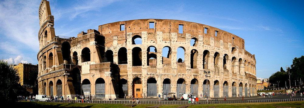 A antiga cidade de Pompeia ficou interditada ao público na manhã desta sexta-feira e o Coliseu de Roma foi fechado temporiamente na quinta-feira em meio a uma disputa acalorada entre o Ministério da Cultura da Itália e funcionários do setor; turistas tiveram que esperar do lado de fora enquanto sindicatos se reuniram para debater a falta de pessoal e supostos atrasos nos pagamentos; os dois sítios arqueológicos reabriram depois de algumas horas, quando as reuniões sindicais terminaram