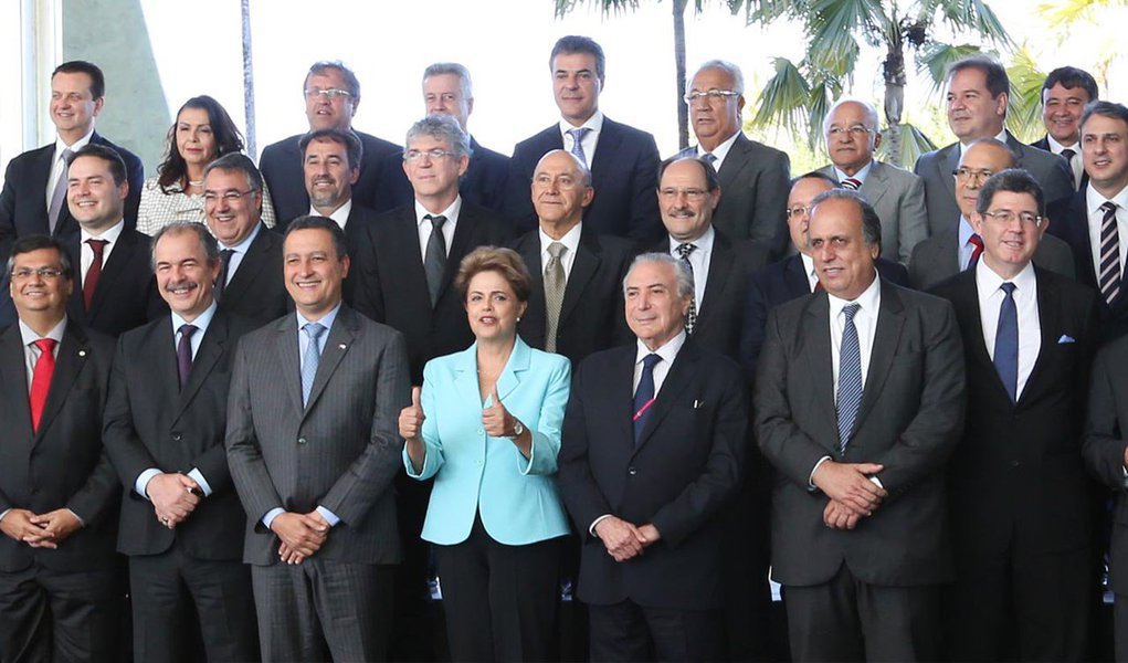 A presidente Dilma Rousseff avaliou neste domingo, 2, como positivo o encontro com governadores de todos os estados, que ocorreu na quinta-feira, 30; por meio de sua conta no Twitter, Dilma destacou que, assim com ela, os representantes dos estados foram eleitos democraticamente para mandatos de quatro anos e defendeu a necessidade de colaboração entre o governo federal e os estados para o país voltar a crescer; "É nossa obrigação, mesmo com as diferenças partidárias, dialogar para que o país saia com rapidez de suas dificuldades. Para que volte a crescer, com equilíbrio fiscal, inflação sob controle, gerando empregos e prosperidade para os cidadãos e suas famílias"