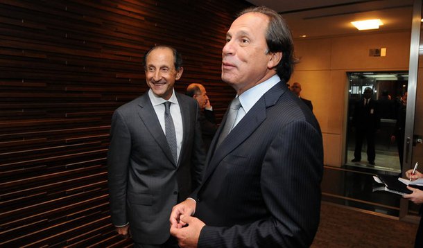 Benjamin Steinbruch, presidente executivo da CSN, é sondado como possível sucessor de Paulo Skaf para assumir a Federação das Indústrias do Estado de São Paulo (Fiesp); gestão de Skaf termina oficialmente em dezembro de 2017, mas ele sinaliza que pode sair antes para concorrer à Prefeitura de São Paulo no ano que vem ou novamente ao governo do Estado em 2018; Steinbruch, por outro lado, indica que não deixará a CSN na atual crise. Com dívida bruta de R$ 32 bilhões no primeiro trimestre deste ano, a companhia já está conversando com bancos para negociar a venda de parte de seus ativos