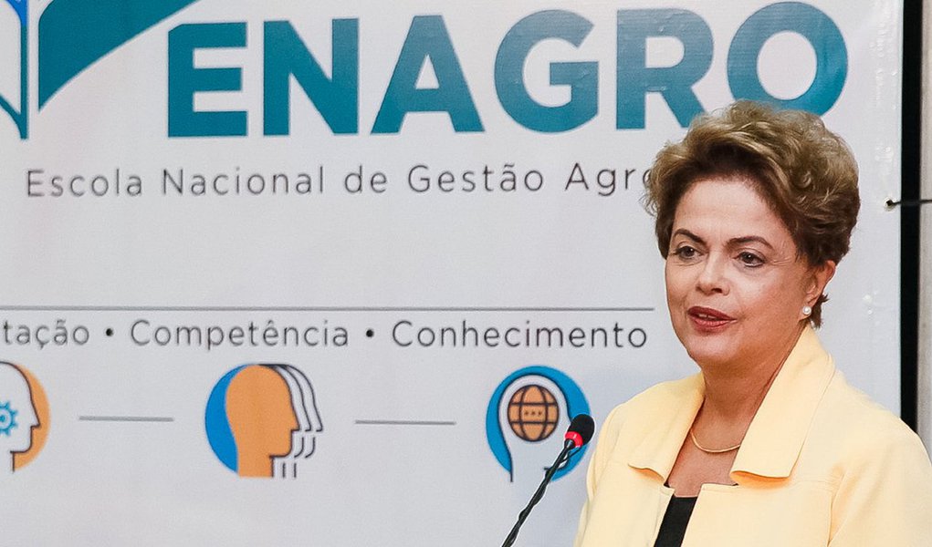 A presidente Dilma Rousseff participou nesta terça (18) da inauguração da Escola Nacional de Gestão Agropecuária, em Brasília; durante o discurso, Dilma voltou a reconhecer que o Brasil vive um momento de dificuldades e disse que "não há mais como dar suporte a tudo o que fizemos" e, por isso, o governo terá que "reduzir o nível de desoneração" de alguns setores; "O Brasil teve um desempenho fantástico, nós tínhamos conseguido superar os primeiros três anos de crise dependendo de um conjunto de políticas. Hoje, não temos mais como dar suporte a tudo o que fizemos. Vamos manter as desonerações, em alguns casos na sua integralidade, como o caso da cesta básica, mas, em outros, teremos que reduzir o nível de desoneração", afirmou