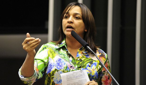 Deputada federal Eliziane Gama (PPS-MA) disse que "irreal" a possibilidade de não ser candidata à prefeitura da capital maranhense no próximo ano; "Para o PPS, é prioridade nacional a candidatura em São Luís. Seria um suicídio para o nosso nome", afirmou; a congressista falou sobre um possível apoio do governador Flávio Dino (PC do B) à sua postulação: "Apoiar de fazer campanha não. Vai apoiar minha candidatura como vai apoiar a Edivaldo. O governador é governador dos 217 municípios. Eu não tenho dúvida que ele vai apoiar no sentido de deixar as candidaturas à vontade"
 