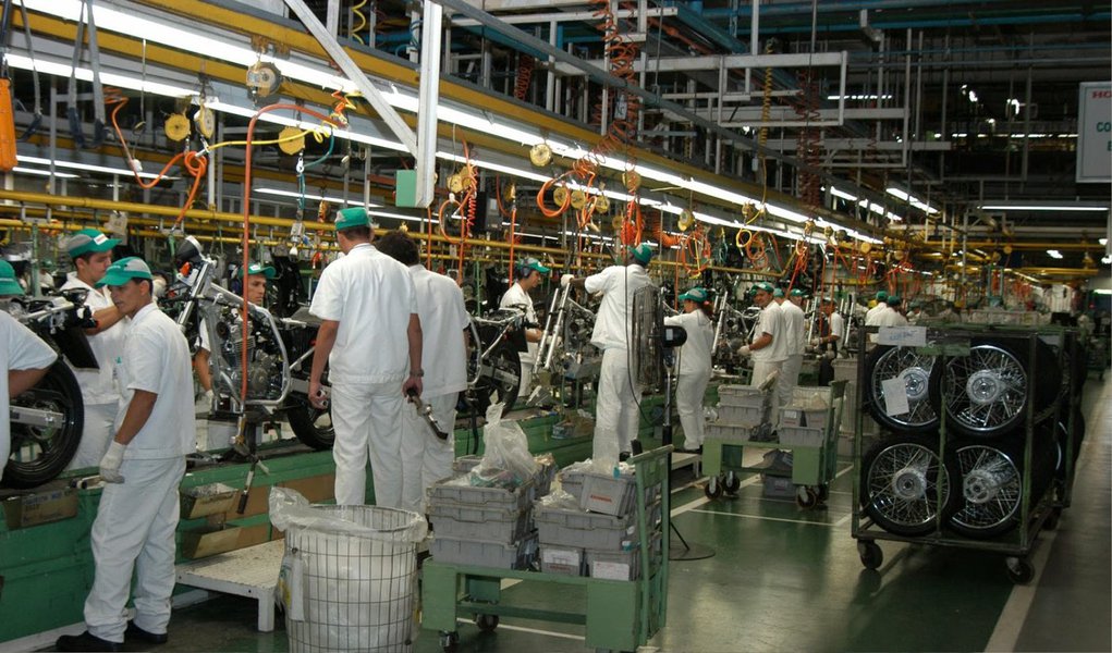 O indicador de evolução da produção industrial ficou em 39,7 pontos em abril e o de utilização da capacidade instalada (UCI) efetiva em relação ao usual atingiu 35,6 pontos, o menor da série histórica iniciada em junho de 2009, informa a Confederação Nacional da Indústria (CNI); os indicadores variam de 0 a 100; abaixo de 50, mostram queda na produção e pessimismo do setor