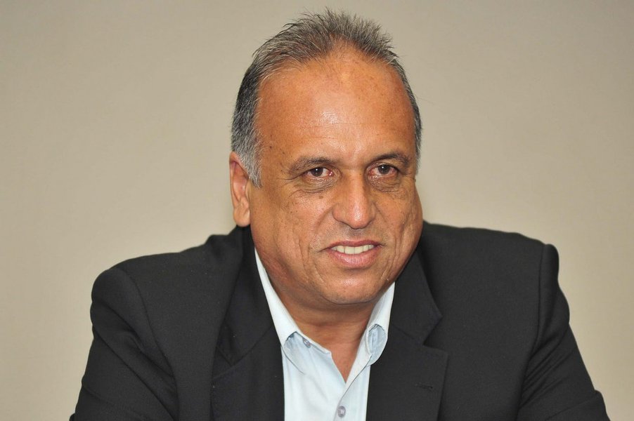 O colunista Elio Gaspari publica, neste domingo, um duro artigo contra o governador do Rio de Janeiro, que prejulgou e condenou um menor infrator acusado de um crime na Lagoa Rodrigo de Freitas; segundo Gaspari, Pezão tentou justificar "uma acusação contra um inocente", que era "negro, pobre e favelado"; o jornalista lembrou ainda que, no mesmo dia, o Superior Tribunal de Justiça autorizou a quebra de seus sigilos na Operação Lava Jato por um suposto caixa dois de R$ 30 milhões; "O governador, como o menor, repele a acusação", diz Gaspari, lembrando ainda que, assim como o menor, Pezão também possui "anotações criminais"