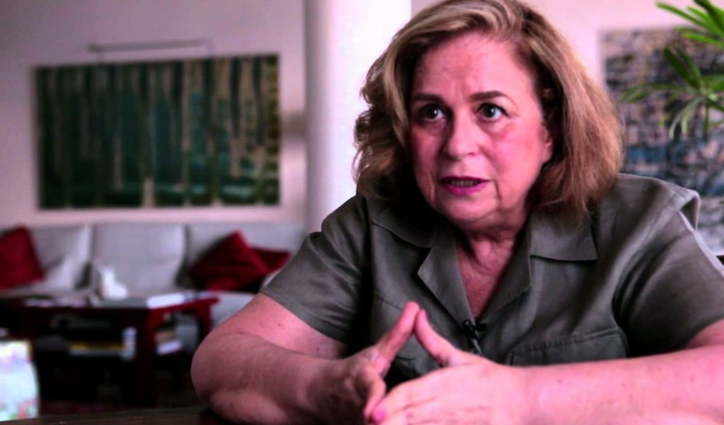 Jornalista Hildegard Angel afirma que colunistas da imprensa, que tiveram passado de esquerda, hoje não se constrangem em aderir ao pensamento conservador que domina a imprensa brasileira; "Não valoriza cachê ser de esquerda, o cachê fica baixo. Valoriza o cachê falar mal das causas sociais, dos progressos sociais, das conquistas sociais", comenta