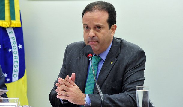 "O deputado André Moura (que não é Moura, mas Luís Dantas Ferreira) que, por ordem de Eduardo Cunha, lançou a estranha e pirotécnica ideia de fazer uma 'acareação' entre a Presidenta Dilma Rousseff e o bandido Alberto Youssef não foi devidamente apresentado ao país pela imprensa", escreve Fernando Brito, do Tijolaço; há três denúncias contra ele no STF, de apropriação, desvio ou utilização de bens públicos do município de Pirambu (SE)