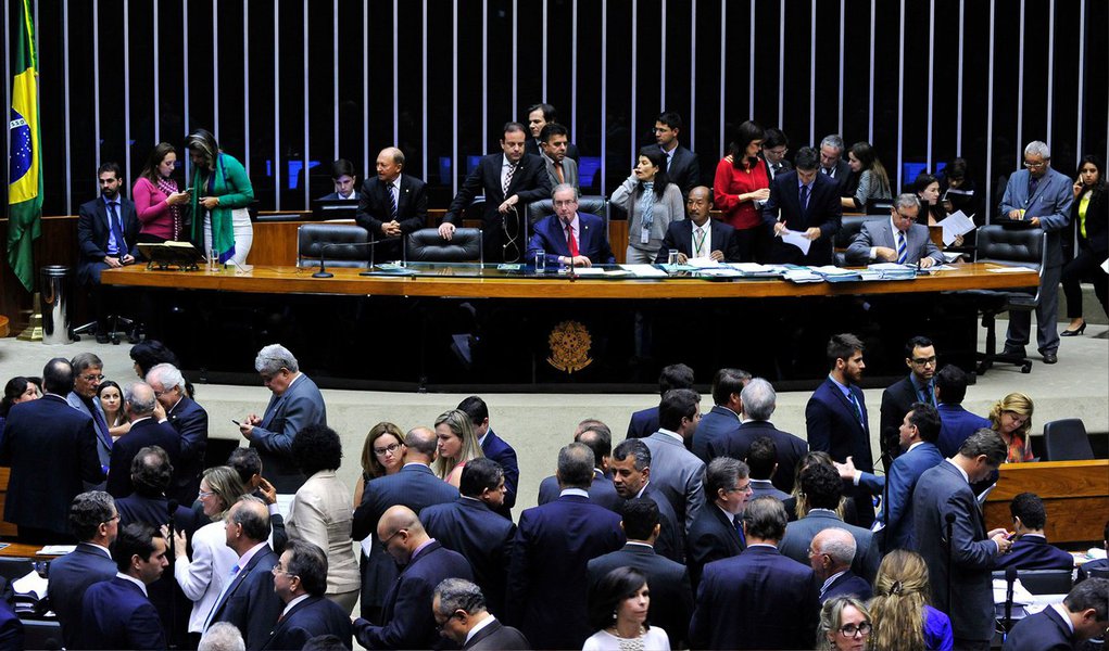 A Câmara aprovou, nesta terça (16), em primeiro turno, uma emenda aglutinativa com vários pontos da reforma política constantes da proposta de emenda à Constituição (PEC) 182/07; entre os pontos da emenda estão a instituição da fidelidade partidária, os projetos de iniciativa popular, a obrigatoriedade do voto impresso e a eleição das mesas da Câmara e do Senado; foram 433 votos a favor da emenda, 7 contra e 2 abstenções; no caso da fidelidade partidária, o texto aprovado determina a perda de mandato daqueles que se desligarem do partido pelo qual foram eleitos, exceto nos casos de grave discriminação pessoal, mudança ou desvio radical do programa partidário