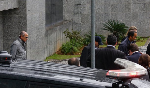 A informação é do jornalista Kennedy Alencar; segundo ele, "um ministro diz que será péssimo para a economia, porque essas empresas serão levadas para o centro da crise da Lava Jato"; "Do ponto de vista político, há apreensão tanto no governo como na oposição. O governo e o PT estão mais preocupados, mas essas duas empresas também têm relação forte com todos os outros partidos políticos. Os investigadores sempre apostam que as prisões possam resultar em delações premiadas. Se algum desses presos resolver fazer uma delação premiada, sem dúvida haveria um impacto demolidor, pois eles conhecem as engrenagens da política no Brasil", disse