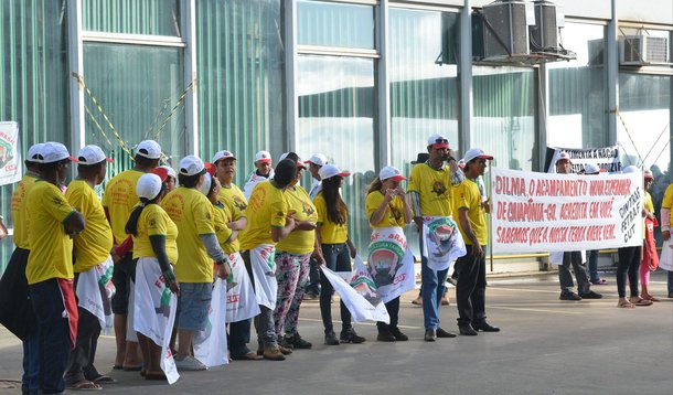 Manifestantes da agricultura familiar deixavam o prédio do Ministério da Fazenda, após terem recebido a garantia de que serão recebidos pelo ministro Joaquim Levy, segundo a assessoria de imprensa da pasta; integrantes da Federação Nacional dos Trabalhadores e Trabalhadoras da Agricultura Familiar do Brasil (Fetraf) ocuparam o prédio do ministério, quebrando a porta de acesso ao edifício e impedindo a entrada de servidores; eles protestam contra os cortes do Orçamento anunciados pelo governo