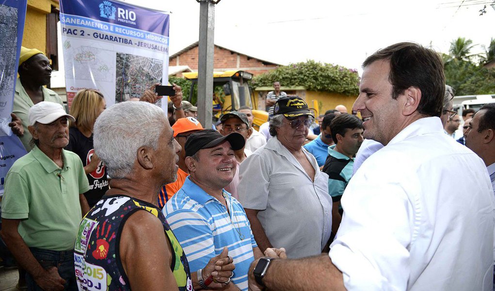 O prefeito do Rio de Janeiro, Eduardo Paes (PMDB), afirmou que o Executivo entrará na Justiça contra o ex-deputado federal Rodrigo Bethlem (PMDB-RJ), acusado pelo MP-RJ de receber propina da ONG Tesloo no período em que comandou a Secretaria municipal de Assistência Social - novembro de 2010 a junho de 2012; a Procuradoria Geral do Município quer reaver cerca de R$ 5 milhões em ações contra a ONG"; sobre a ação, o gestor disse que "já está decidido"