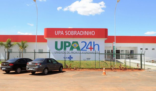 A Secretaria de Saúde descartou a suspeita de contaminação por ebola em um paciente de 41 anos que havia dado entrada na Unidade de Pronto Atendimento (UPA) de Sobradinho; a suspeita foi descartada e ele já recebeu alta; segundo a pasta, as investigações concluíram que homem não esteve na Libéria, como havia informado, e que não procede a história de que um amigo havia morrido em São Paulo com a mesma doença