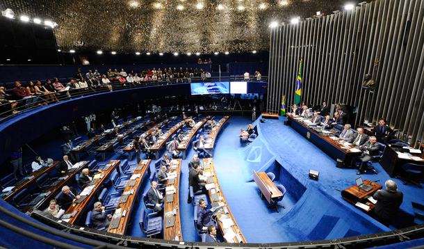 Um projeto de lei que estabelece a fusão, emancipação e criação de municípios foi aprovado nesta quarta (15) pelo plenário do senado; este é o terceiro projeto aprovado pelo Congresso sobre o mesmo tema; os dois anteriores foram vetados pela presidente Dilma Rousseff por causa do impacto sobre as contas públicas; o autor do projeto, senador Flexa Ribeiro (PSDB-PA), ressaltou, em sua justificativa, a importância de o país ter uma lei que defina a criação, fusão e emancipação de municípios e criticou os vetos à matéria
 