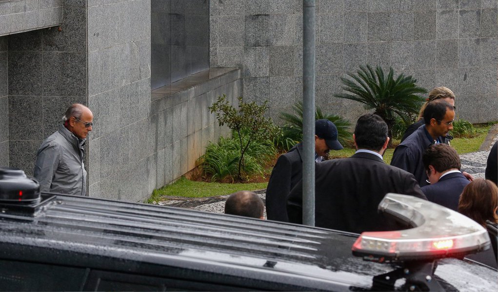 A informação é do jornalista Kennedy Alencar; segundo ele, "um ministro diz que será péssimo para a economia, porque essas empresas serão levadas para o centro da crise da Lava Jato"; "Do ponto de vista político, há apreensão tanto no governo como na oposição. O governo e o PT estão mais preocupados, mas essas duas empresas também têm relação forte com todos os outros partidos políticos. Os investigadores sempre apostam que as prisões possam resultar em delações premiadas. Se algum desses presos resolver fazer uma delação premiada, sem dúvida haveria um impacto demolidor, pois eles conhecem as engrenagens da política no Brasil", disse