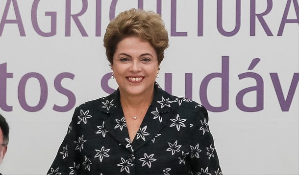 Circulou neste domingo 21 pelo WhatsApp o boato de que a presidente estivesse internada em um hospital; nesta segunda, após o lançamento do Plano Nacional de Agricultura Familiar, Dilma fez questão de se aproximar dos jornalistas para negar as informações; "Eu vim falar com vocês hoje, apesar de não ter tempo, porque me disseram, há pouco, que corria o boato de que eu estava internada. Vocês acham que eu estava?", perguntou