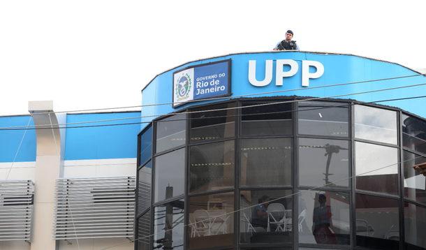 O MP-RJ e o Governo do Estado firmaram um termo de ajustamento de conduta (TAC) que prevê o incremento de investimentos na segurança pública, especialmente na PM, com o aporte de R$ 4 bilhões ao longo de seis anos; os recursos serão destinados para a regulamentação da jornada de trabalho, saúde e segurança do policial, formação e capacitação, deslocamento, alimentação, estrutura das unidades e medidas de proteção contra abuso de poder