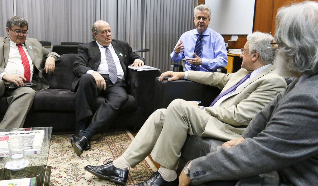 Governo de Brasília assinará acordo com a França e com uma instituição brasileira de interesse público sem fins lucrativos para criar cursos de governança e gestão de recursos hídricos e saneamento na capital do País; "Esse é um projeto que se encaixa perfeitamente no perfil de desenvolvimento que queremos promover em Brasília: uma cidade que tem como pilares fundamentais de desenvolvimento a educação, a ciência, tecnologia e inovação, o turismo, a cultura e o meio ambiente", afirmou o governador Rodrigo Rollemberg