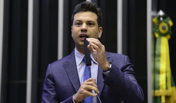 Líder do PMDB na Câmara, Leonardo Picciani, demostrou nesta terça-feria, 26, que o partido segue na intenção de aprovar a reforma política como chamado "Distritão" como modelo, utilizado em 2% dos países do mundo; “O debate será se teremos a mudança para o distritão, que é o voto majoritário, em que os mais votados são eleitos, ou se manteremos o sistema proporcional atual”, avaliou Picciani; segundo ele, o novo relator da reforma política, deputado Rodrigo Maia (DEM-RJ), deverá apresentar o novo texto ainda neste início de tarde