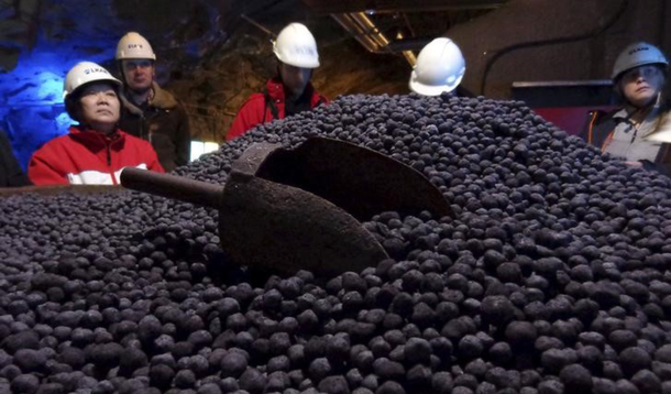 O minério com entrega imediata no porto chinês de Tianjin caiu pelo décimo dia consecutivo, para 44,10 dólares por tonelada, recuo diário de 11,3%, devido a uma perspectiva negativa para a economia e a uma forte queda nos mercados acionários do país