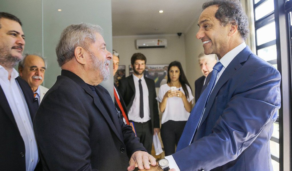 O governador da Província e candidato presidência da Frente para a Vitória (FpV), Daniel Scioli, aposta em fortalecer a relação com o Brasil; por isso, ele receberá a visita de Lula para inaugurarem juntos uma nova UPA, centros de atenção médica que a Província de Buenos Aires vem instalando, semelhantes aos que estão sendo feitos no Brasil; em abril, ambos já estiveram juntos em reunião sediada no Instituto Lula; naquela mesma reunião o ex-presidente brasileiro disse a Scioli que um triunfo da FpV seria a forma de “evitar um retrocesso”