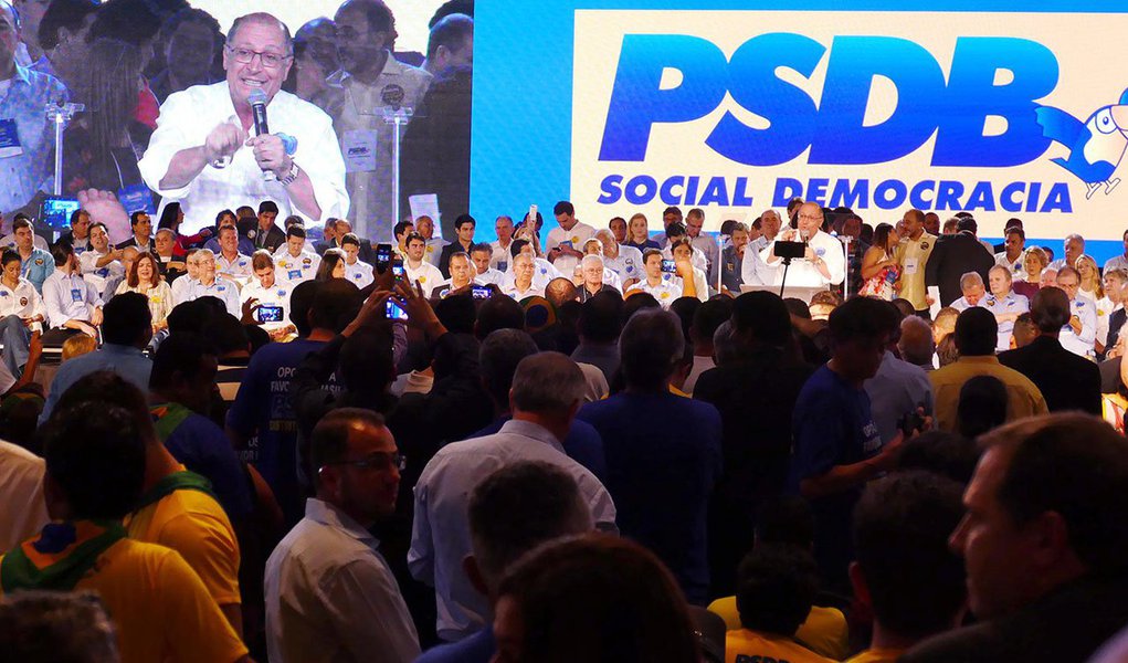O governador de São Paulo, Geraldo Alckmin (PSDB), bateu duro no PT, ao criticar o atual cenário econômico do País, e disse que o partido, há quase 15 anos na presidência da República, "não gosta de pobre"; "Governar é escolher, e ficou claro que o PT não gosta dos pobres, do social. Gosta do poder, a qualquer preço. Esta é a realidade", disse na convenção nacional do PSDB, em Brasília; tucano também atacou Lula e disse que o ex-presidente "quer pôr seus próprios erros nos ombros do povo"