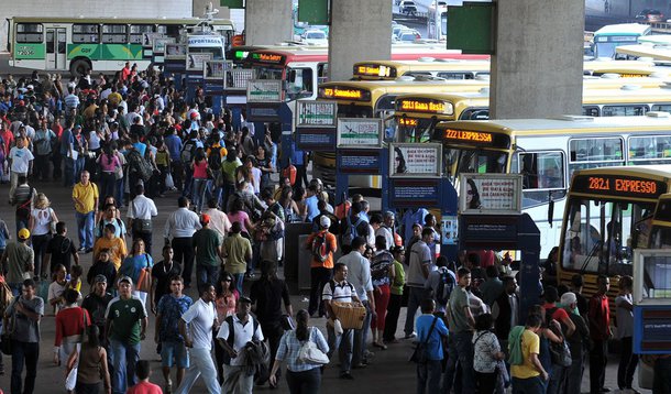 Trabalhadores de micro-ônibus do Distrito Federal resolveram não entrar em greve; em reunião realizada no início entre representantes do Sindicato dos Rodoviários e da Associação das Cooperativas de Transporte, a categoria entendeu que é necessário prazo maior a fim de buscar solução para o pedido de reajuste salarial dos funcionários de 20%; um novo encontro está agendado para às segunda-feira (29)