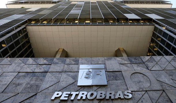 Segundo informações da Bloomberg, o ministro da Fazenda, Joaquim Levy, poderá querer uma compensação de até R$ 20 bilhões da estatal, estimativa inicial pela diferença entre o valor do barril usado na cessão onerosa em 2010 e o preço do combustível quando os campos do présal declarados comerciais; ações da estatal têm queda de 6% no pregão desta terça-feira