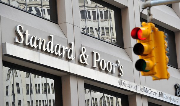 Standard &amp; Poor's assume que o cenário fiscal no Brasil vai melhorar e que o país evitará o rebaixamento da nota de crédito soberano, disse nesta terça-feira a analista da S&amp;P, Lisa Schineller; as declarações foram feitas em teleconferência para comentar a piora na perspectiva do rating do Brasil para negativa; a agência, entretanto, manteve a nota de "grau de investimento" do País