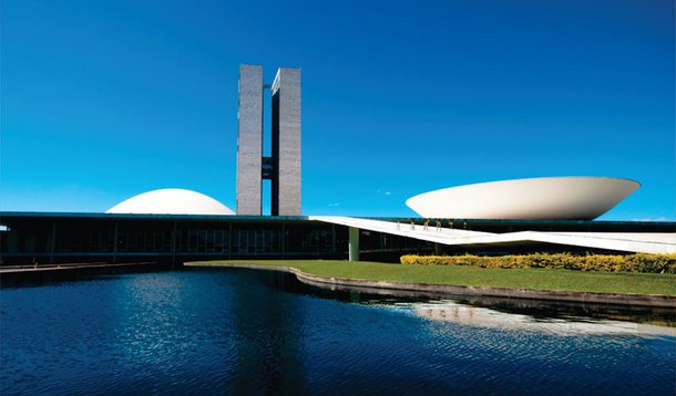 Integrantes da Frente Nacional de Prefeitos (FNP) participarão, nesta quarta-feira (17), a pedido dos presidentes da Câmara dos Deputados, Eduardo Cunha, e do Senado, Renan Calheiros, de um encontro para debater o pacto federativo e o desenvolvimento regional; além do pacto federativo, os prefeitos também buscam apoio para aprovação de uma PEC que determina que a União não transfira nenhum encargo ou prestação de serviços aos estados e aos municípios sem a previsão de repasses financeiros necessários ao seu custeio