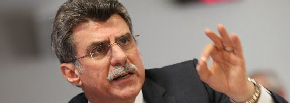 O senador Romero Jucá (PMDB-RR) espera receber até amanhã (21) retorno do governo sobre a emenda apresentada por ele para mudar a meta de superávit fiscal na LDO de 2015; a meta em vigor para este ano é de economizar R$ 66,3 bilhões, equivalentes a 1,13% do PIB, mas o senador apresentou emenda à LDO de 2016, propondo modificação da lei de 2015 e sugerindo redução da meta para 0,4%, considerada por ele mais realista, diante da dificuldade do governo em economizar