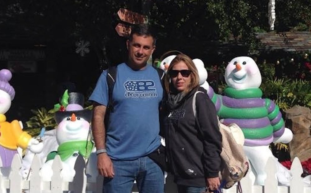 A Polícia Civil do Distrito Federal informou que a professora de artes Cristiana Cerqueira, que está presa, pagou R$ 15 mil ao filho da ex-empregada da sua irmã para assassinar o coronel do Exército Sérgio Murilo Cerqueira, com quem era casada; o valor seria pago com entrada de R$ 1 mil e o restante dividido em duas vezes; Cristiana nega a acusação; Cristiana e  Cerqueira estavam em processo de separação, e a morte teria sido planejada para que ela recebesse uma pensão de R$ 10 mil, ao invés de R$ 2 mil, valor que teria deixado a docente insatisfeita