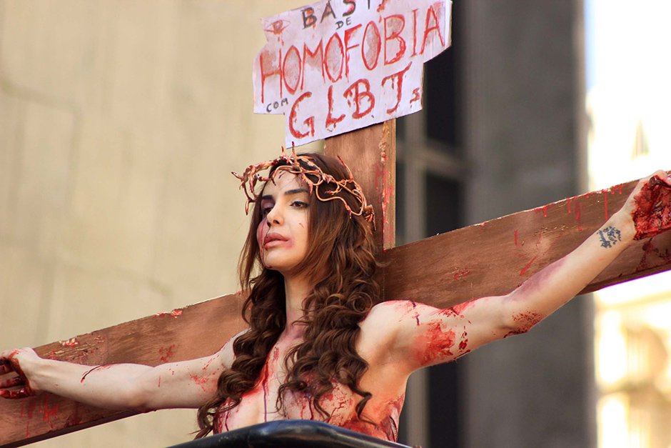 O movimento LGBT está sendo mais uma vez crucificado, sendo apontado como sujo, amoral, inimigo da família, e das crenças religiosas, como se eles próprios não tivessem mães, pais, não fossem cristãos ou não acreditassem em Deus