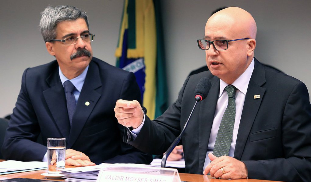  O ministro-chefe da Controladoria-Geral da União (CGU), Valdir Simão, informou à Comissão Parlamentar de Inquérito (CPI) da Petrobras que já existem 30 processos de responsabilização instaurados contra empresas que cometeram atos lesivos contra a estatal, ainda segundo ele, cinco empresas já manifestaram interesse em realizar o acordo de leniência, mas as negociações não foram concluídas; "A CGU tem atuado com a maior responsabilidade possível para identificar e punir os responsáveis. A Controladoria é uma grande agência de combate à corrupção e é implacável na punição", afirmou 