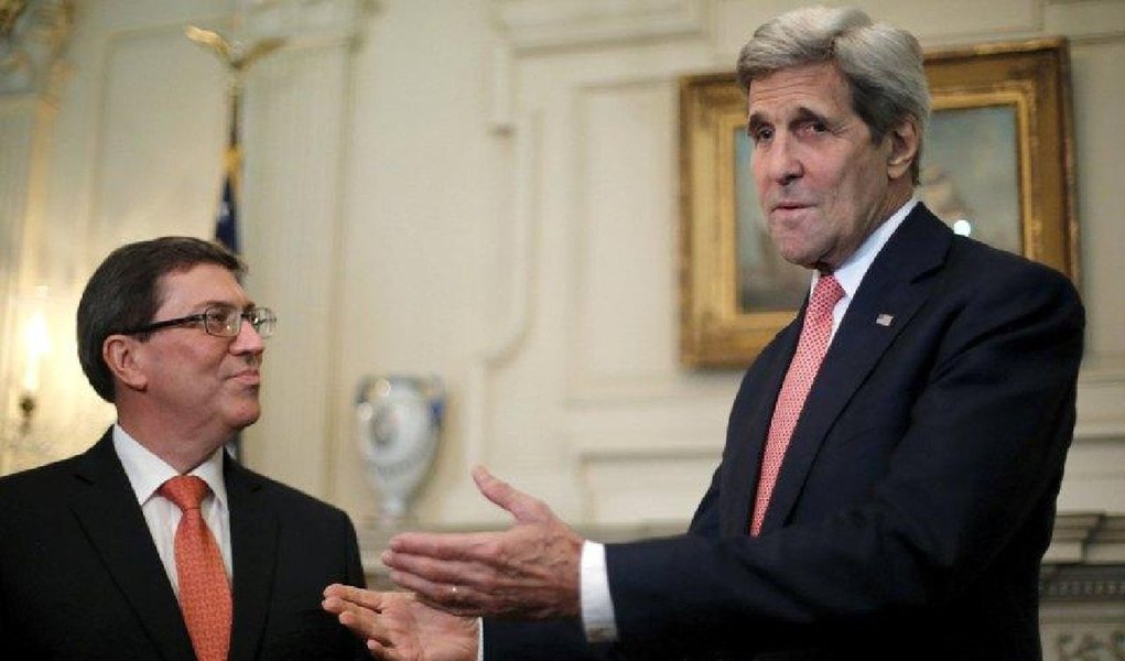 O secretário de Estado norte-americano, John Kerry, disse nesta segunda-feira que os Estados Unidos não têm a intenção neste momento de alterar seu contrato de concessão existente em relação à sua base naval na Baía de Guantánamo, em Cuba; Kerry saudou o "novo começo" das relações entre Estados Unidos e Cuba, mas disse que a normalização completa será um processo longo e complexo